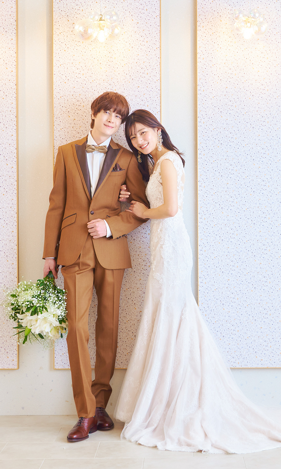           花束を持った新郎様の腕を掴む新婦様のウェディングフォト          