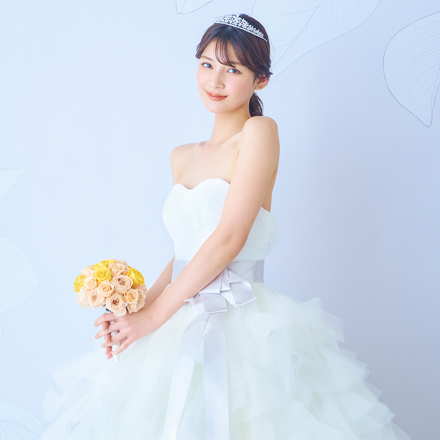 ブーケを持ってこちらを見つめる新婦様の洋装ソロショット