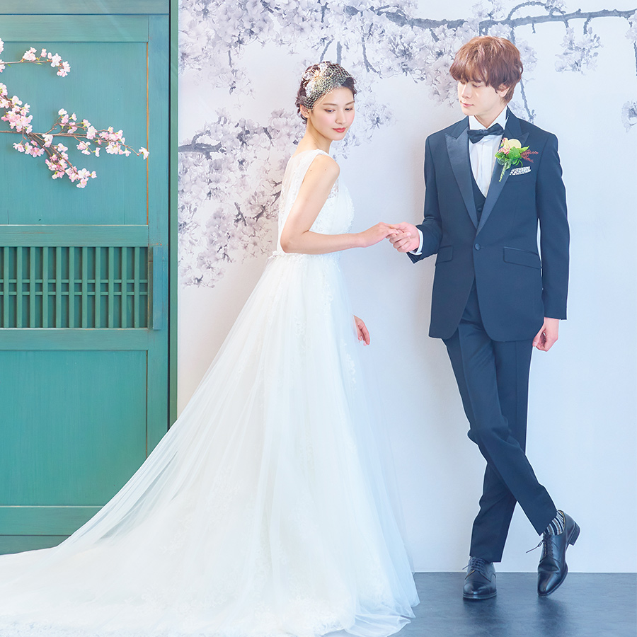 優しく見つめながら新婦様の手を握る新郎様の結婚写真