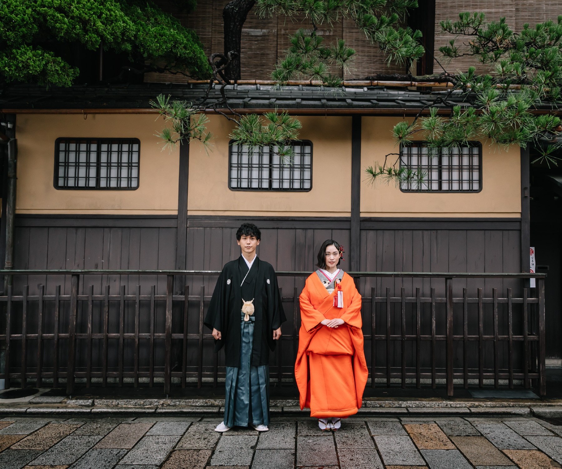 日本家屋の前で佇む新郎新婦様の結婚写真