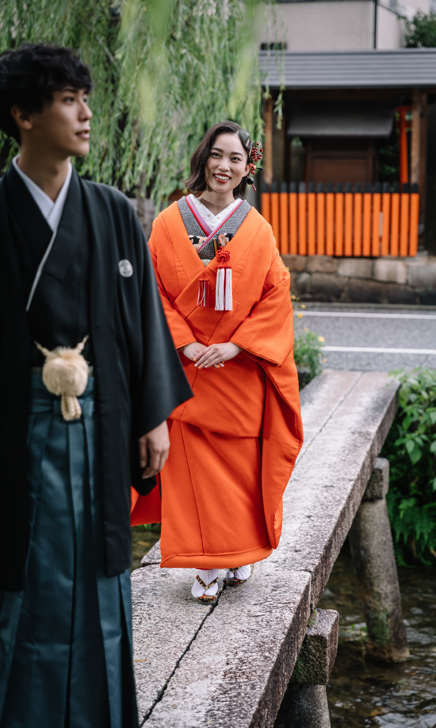 京都の風情溢れる街中を歩く新郎新婦様のロケーションフォト