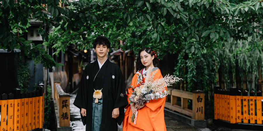 映える青柳をバックに微笑む新郎新婦様の和装前撮り