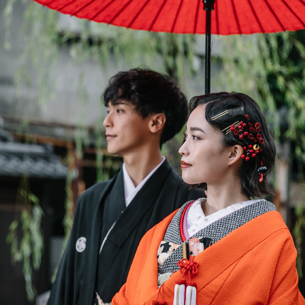 相合傘をしながら京町の景色を眺める新郎新婦様の和装前撮り