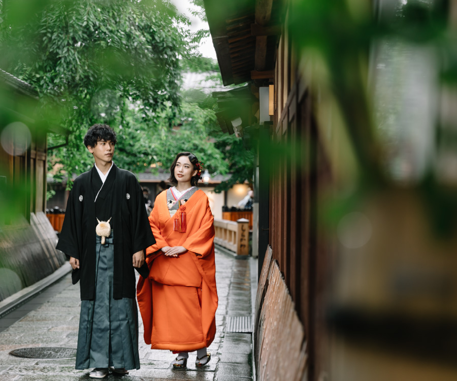京都の風情溢れる街中を歩く新郎新婦様のロケーションフォト