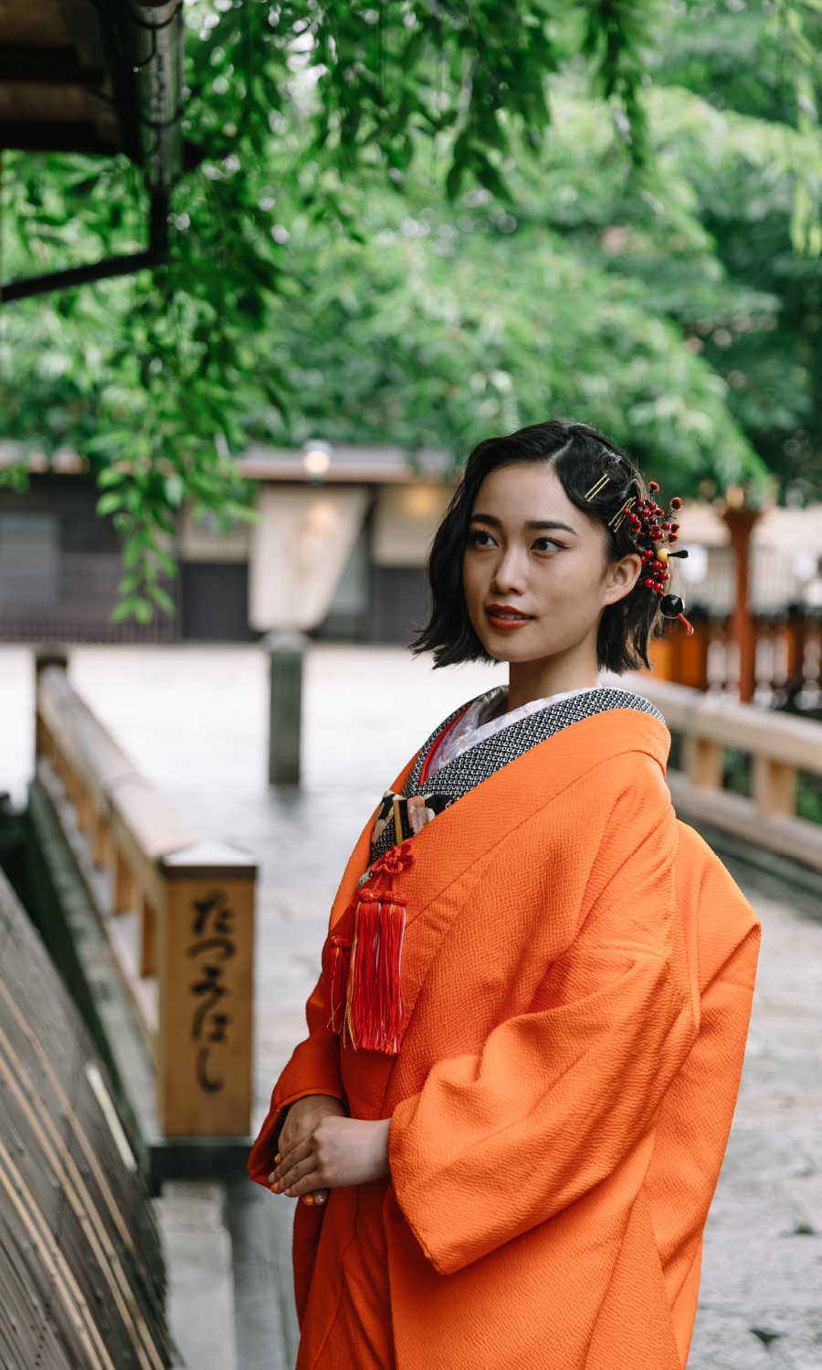 情趣ある橋の前で景色を眺める新婦様のソロショット