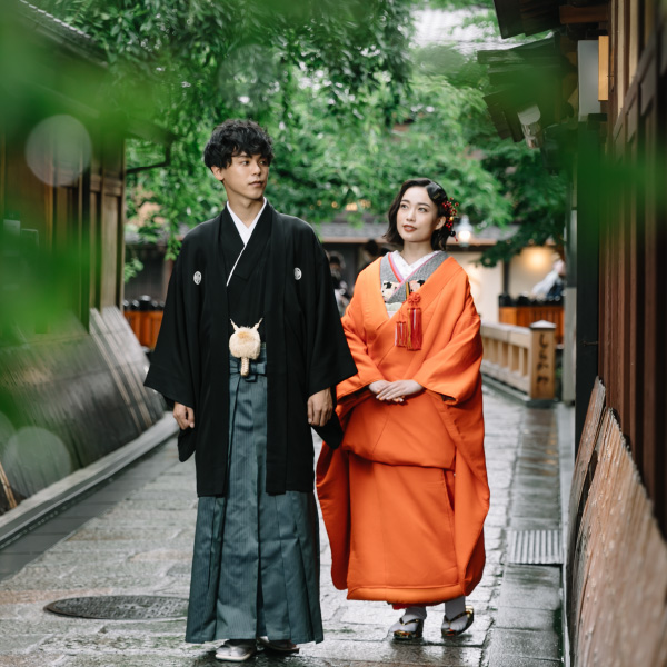 京都の風情溢れる街中を歩く新郎新婦様のロケーションフォト