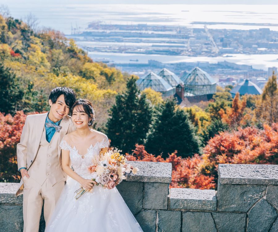 景色が一望できる高台で寄り添う新郎新婦様のロケーションフォト