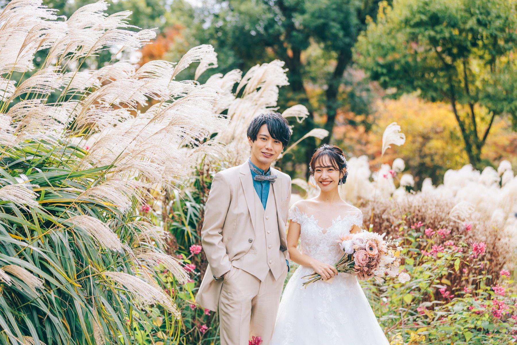 ハーブ園の花々に囲まれた新郎新婦様のウェディングフォト