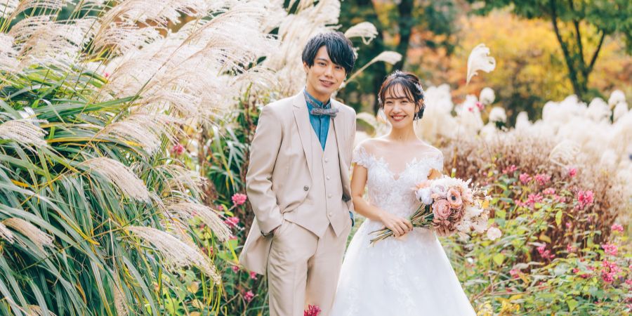 ハーブ園のすすきに囲まれた新郎新婦様のロケーションフォト