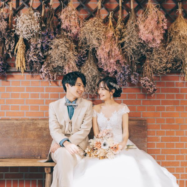 笑顔で見つめ合う新郎新婦様の結婚写真