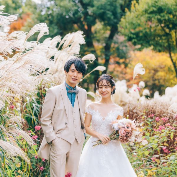 ハーブ園のすすきに囲まれた新郎新婦様のロケーションフォト