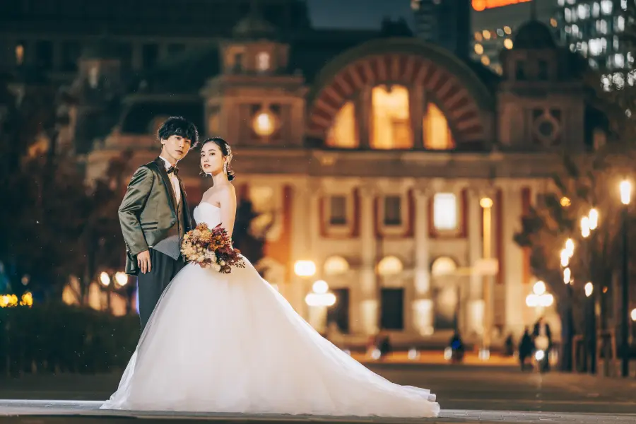 大阪市中央公会堂のステンドグラスをバックにポーズをとる新郎新婦様の結婚写真