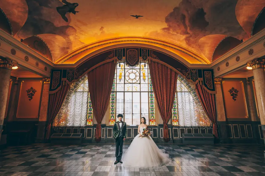 大阪市中央公会堂のステンドグラスをバックにポーズをとる新郎新婦様の結婚写真