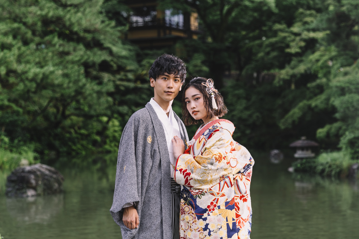 円山公園の風情溢れる池泉と庭園をバックに寄り添う新郎新婦様の和装前撮り