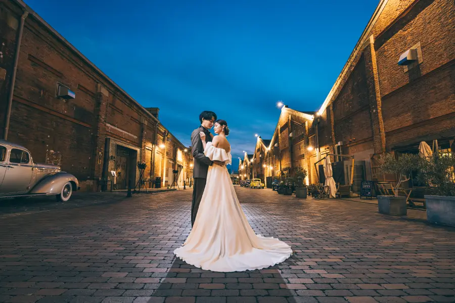 大阪港赤レンガをバックにポーズをとる新郎新婦様の結婚写真