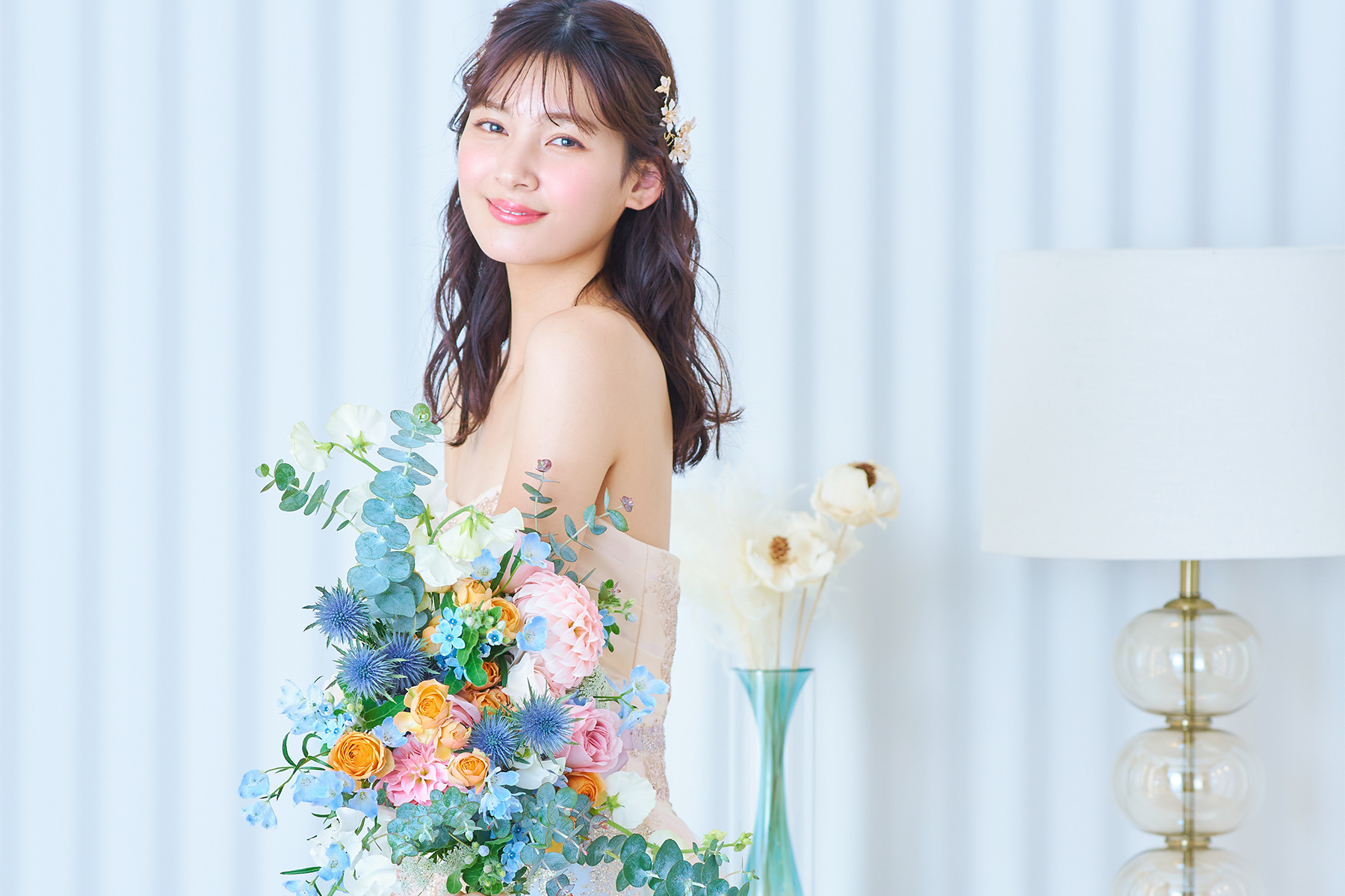 ブーケを抱えて微笑む新婦様のソロショット