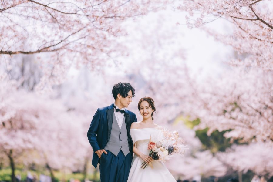 靭公園の満開の桜に囲まれた新郎新婦様のウェディングフォト