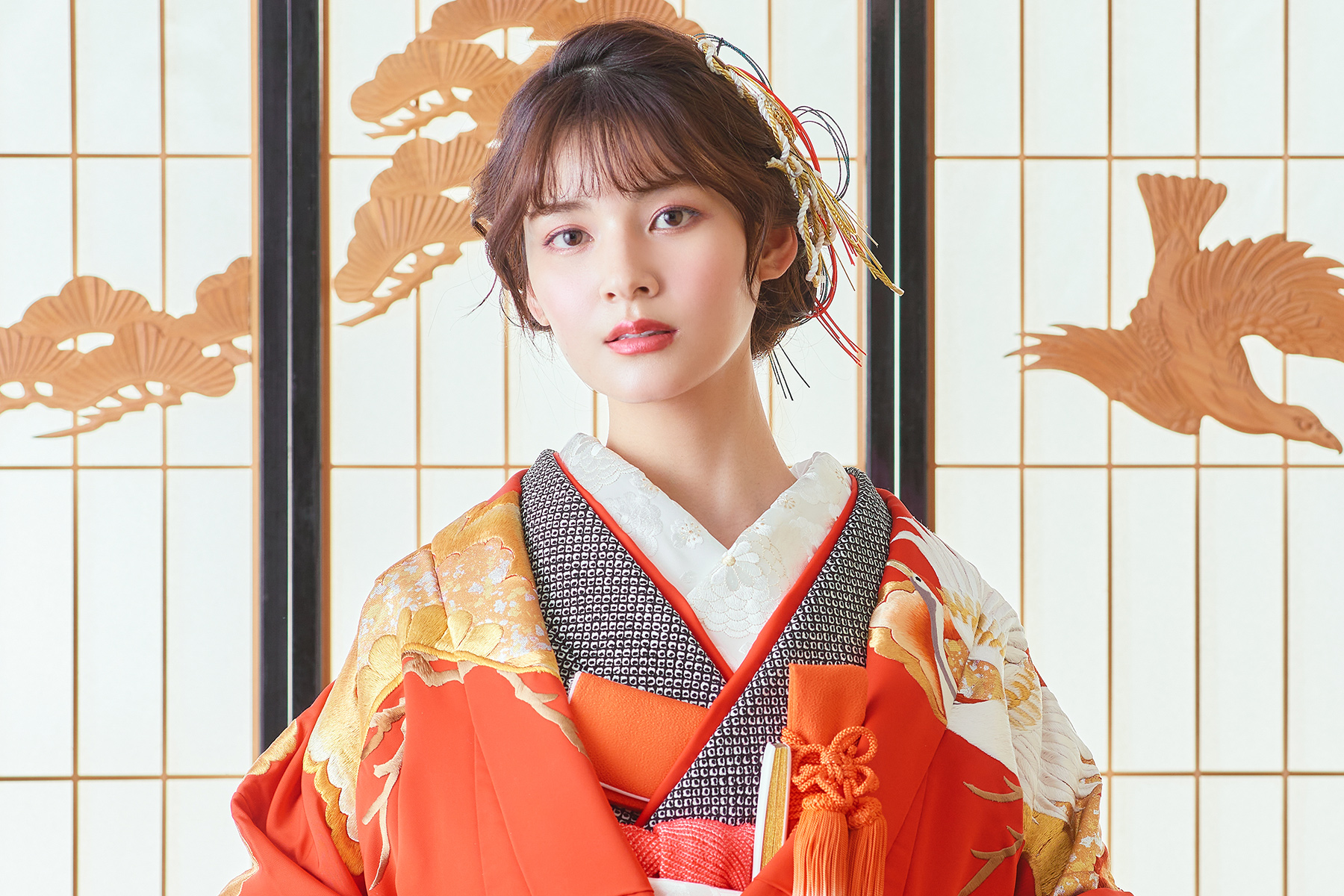 伝統的な障子をバックにアンニュイな表情をする新婦様のソロショット