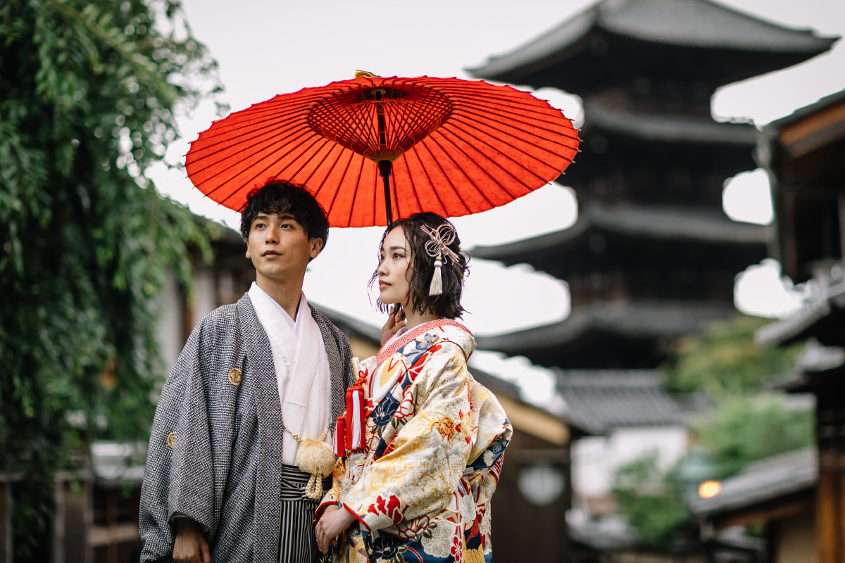 八坂の塔をバックにアンニュイな表情で相合傘をする新郎新婦様の和装前撮り