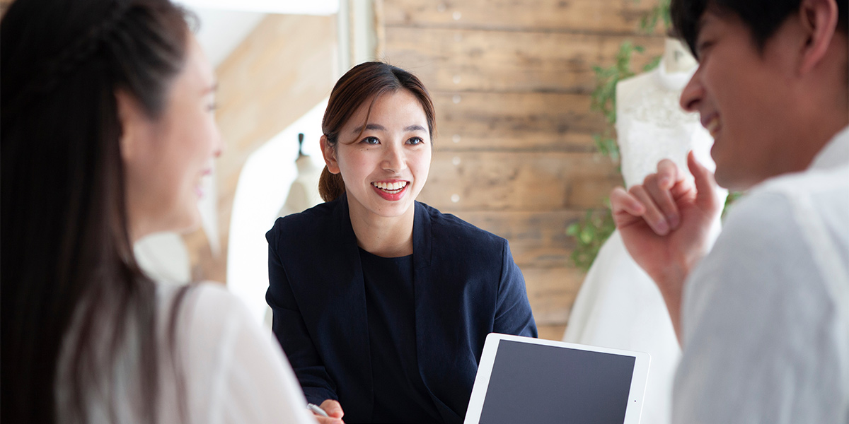 笑顔でお客様とお打ち合わせするスタッフ