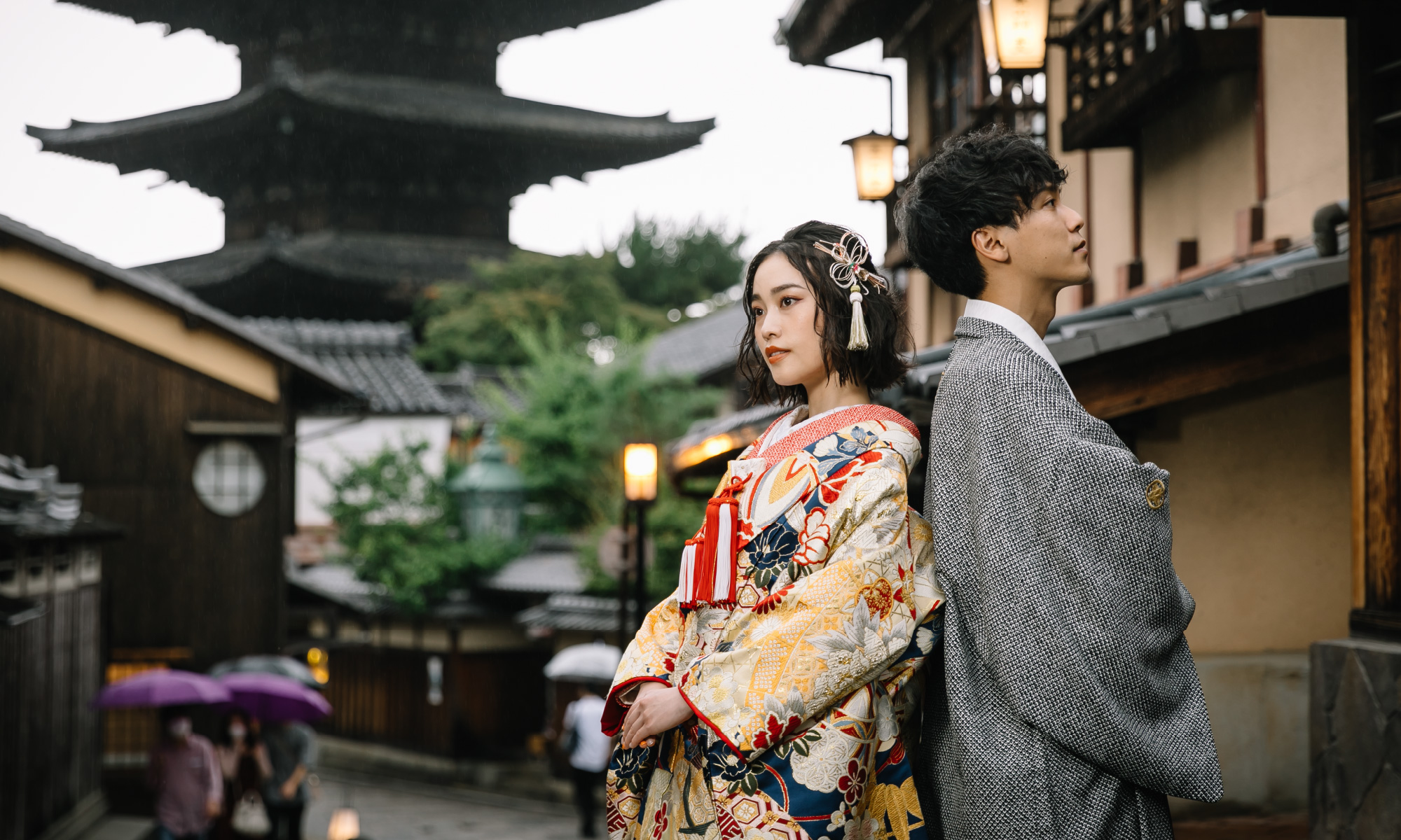 ダイナミックな八坂の塔と京町屋が風情溢れる街中で背中を合わせる新郎新婦様の和装前撮り