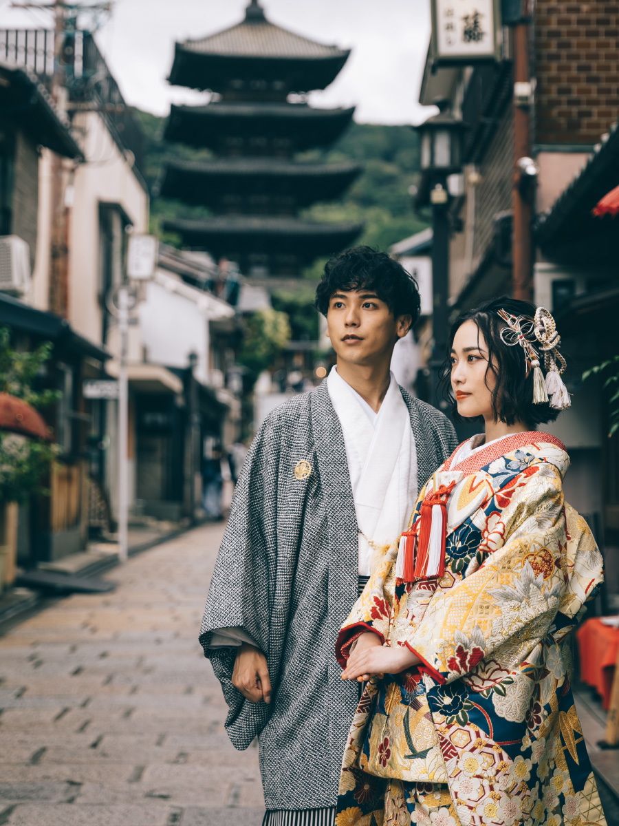 ダイナミックな八坂の塔と京町屋が風情溢れる街中で背中を合わせる新郎新婦様の和装前撮り