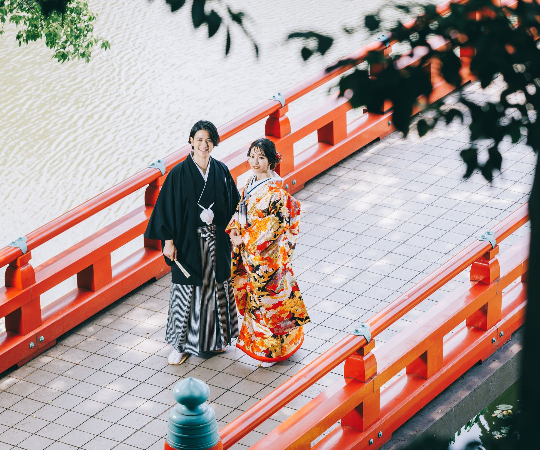 橋の上で寄り添う新郎新婦様の和装前撮り