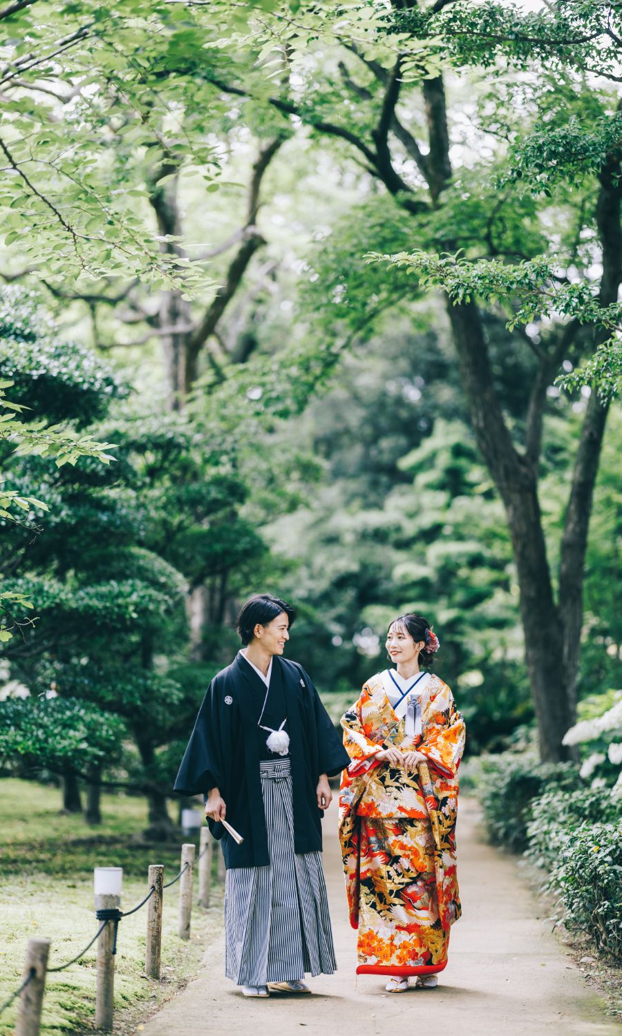 美しい庭園をバックに新郎新婦全身ショット