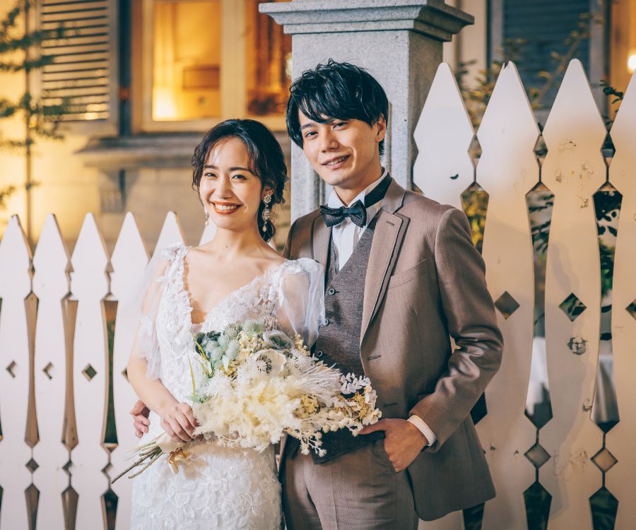ドラマチックな洋館の前で微笑む新郎新婦様の結婚写真