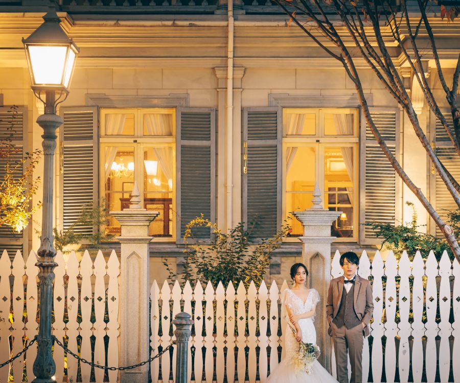 旧居留地38番館の前で佇む新郎新婦様のロケーションフォト