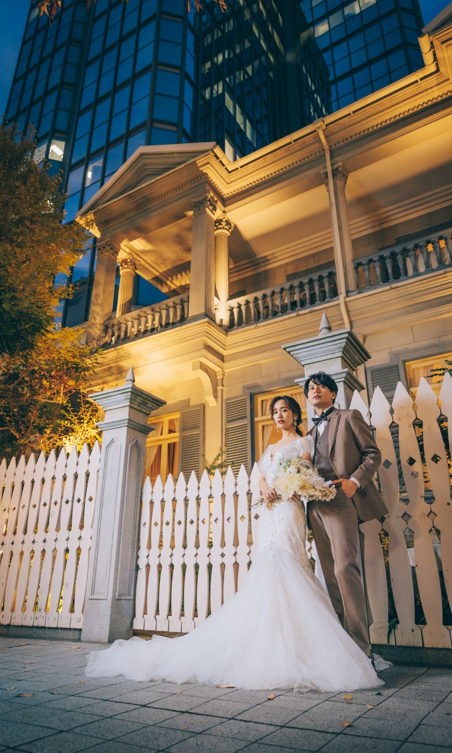 凛々しい表情をした新郎新婦様の全身ショット