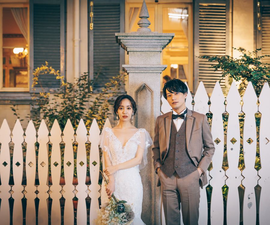 アンニュイな表情でポーズをとる新郎新婦様のウェディングフォト