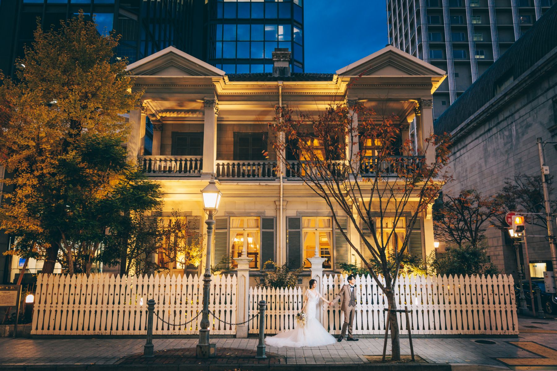 ロマンティックな洋館の前で新婦様をエスコートする新郎様のロケーションフォト