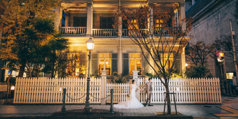 ドラマチックな洋館の前でエスコートショット