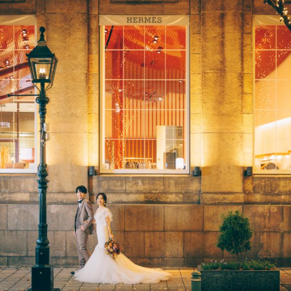 神戸旧居留地の街中を歩く新郎新婦様のウェディングフォト