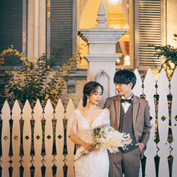 ブーケを持った新婦様を優しく見つめる新郎様の結婚写真