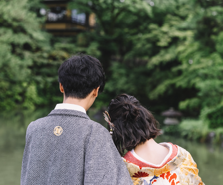 くっつきながら庭園の池を眺める新郎新婦様の和装前撮り