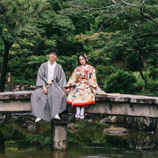 池の上の石橋で休憩する新郎新婦様のロケーションフォト