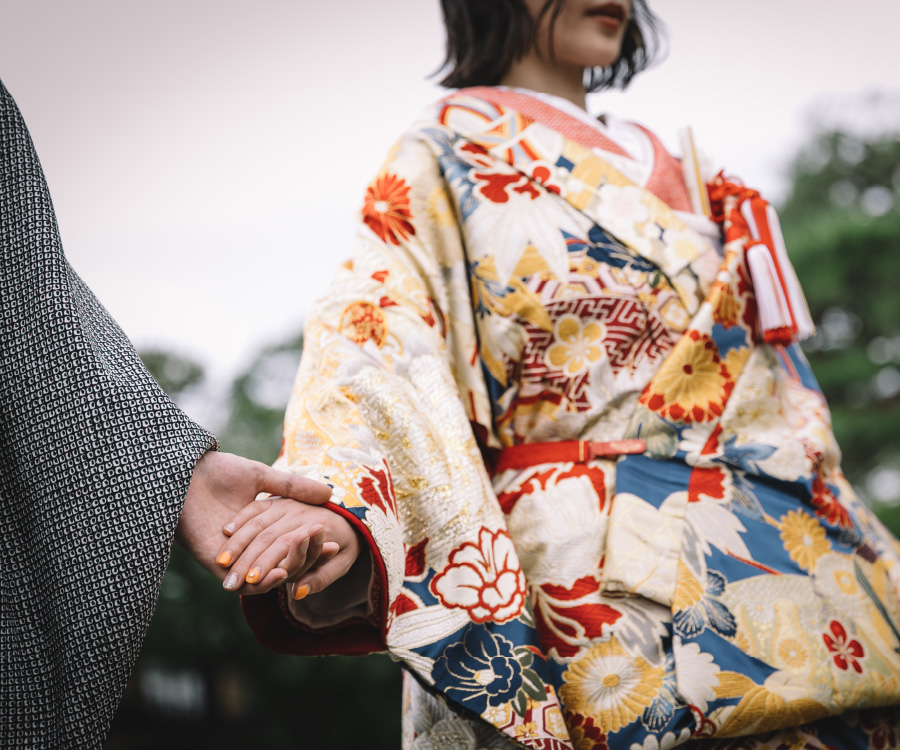 手を繋ぐ新郎新婦様のお手元ショット