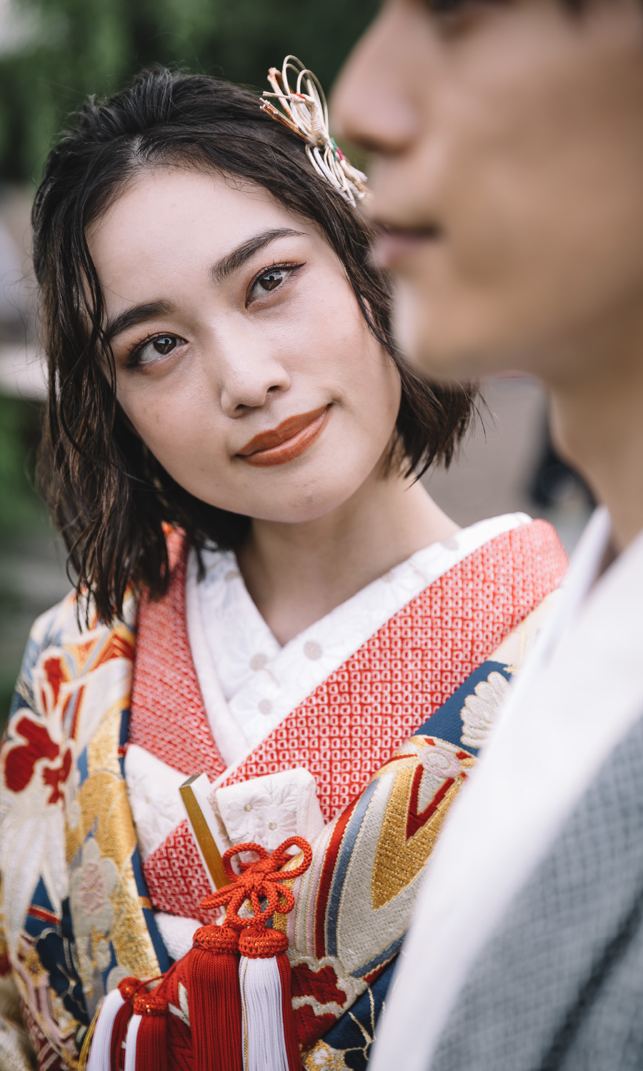 庭園の池を眺めながら新郎様に寄り掛かる新婦様の和装前撮り