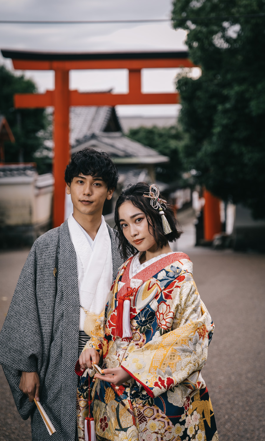 鳥居をバックに寄り添う新郎新婦様の結婚写真