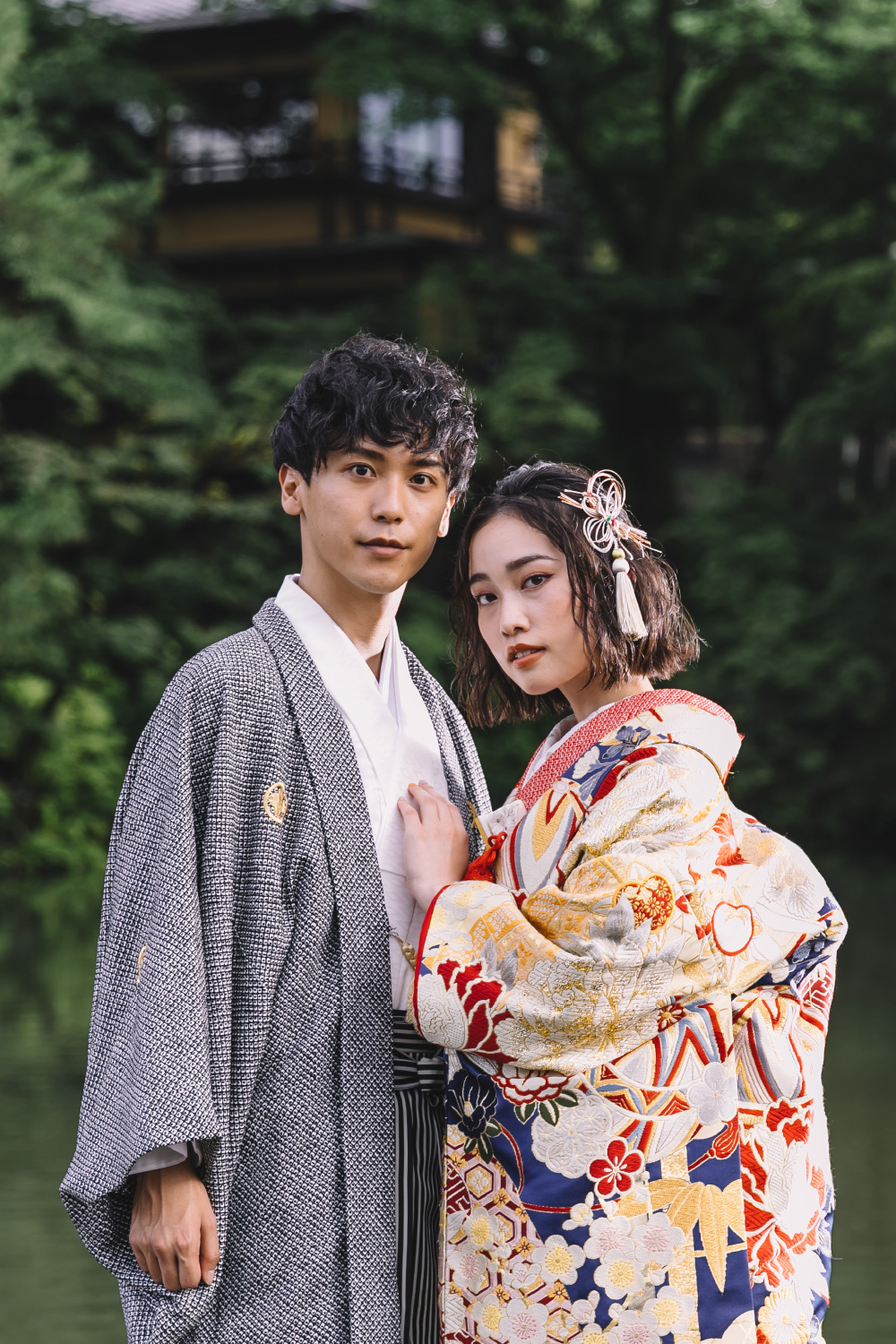 風情溢れる池泉と庭園をバックに寄り添う新郎新婦様の和装前撮り