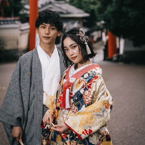 鳥居をバックに寄り添う新郎新婦様の結婚写真