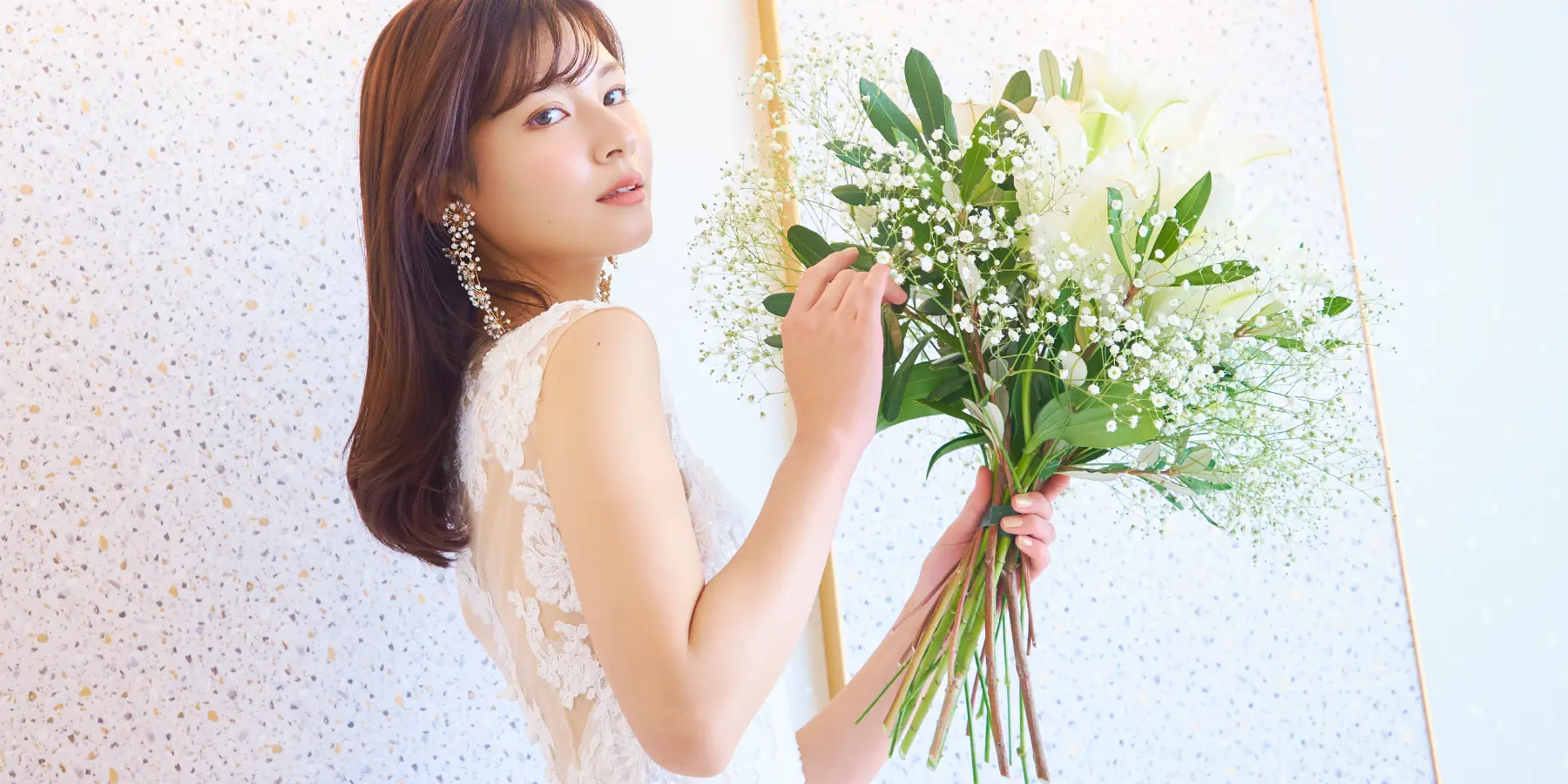 美しいみなとみらいの夜景をバックに抱き合う新郎新婦様のナイトロケーションフォト