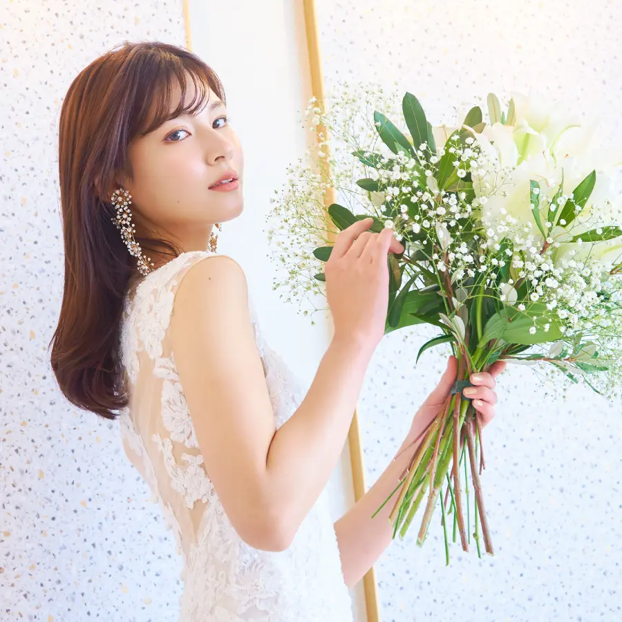 美しいみなとみらいの夜景をバックに抱き合う新郎新婦様のナイトロケーションフォト