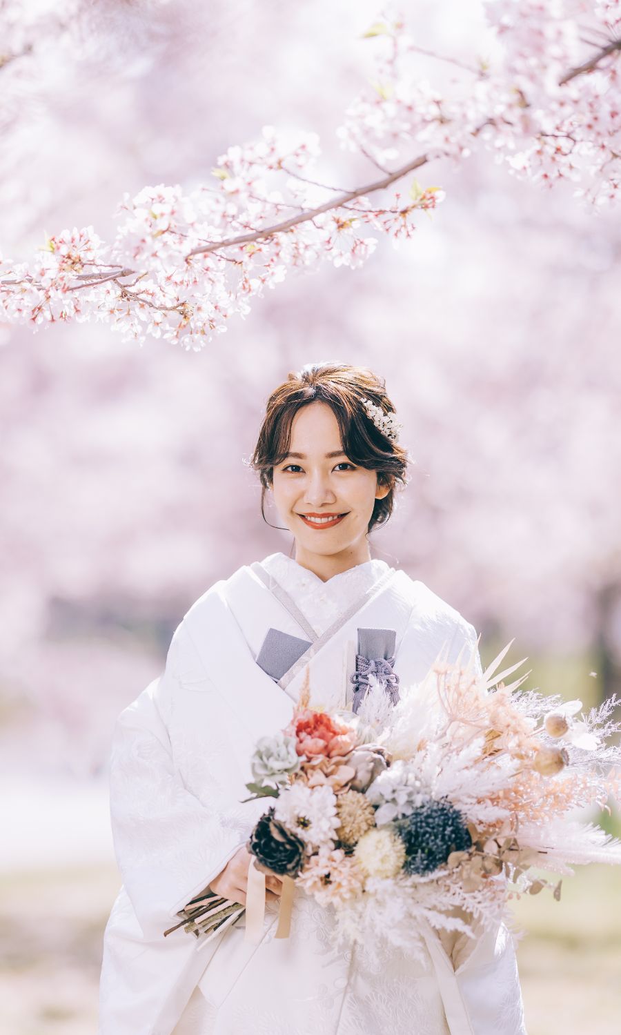 花束を抱えて微笑む白無垢を着た新婦様の和装前撮り