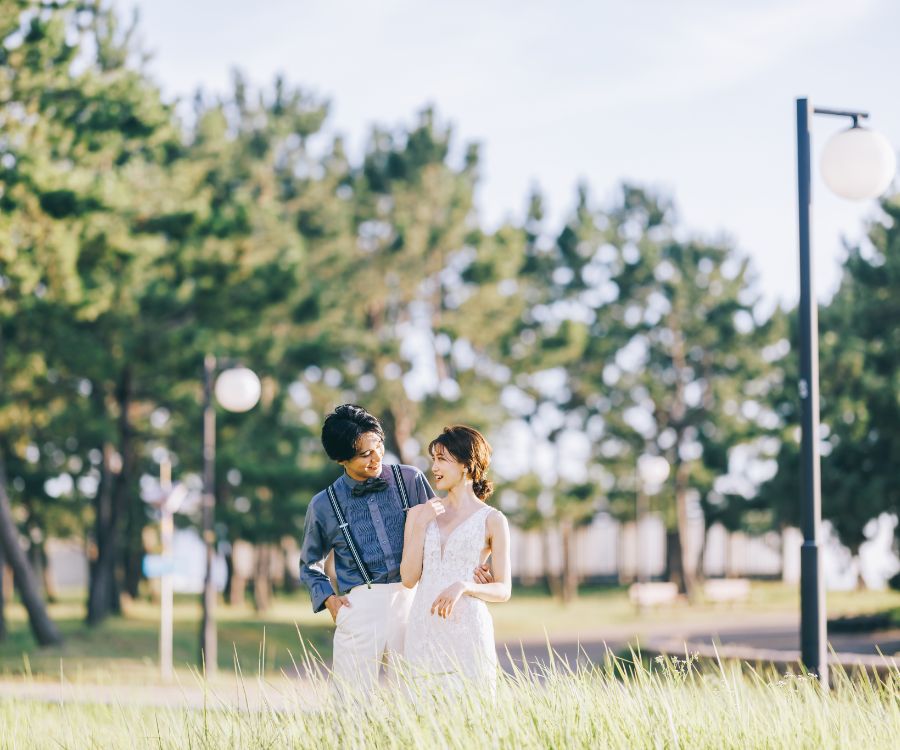 笑顔で見つめ合う新郎新婦様の結婚写真