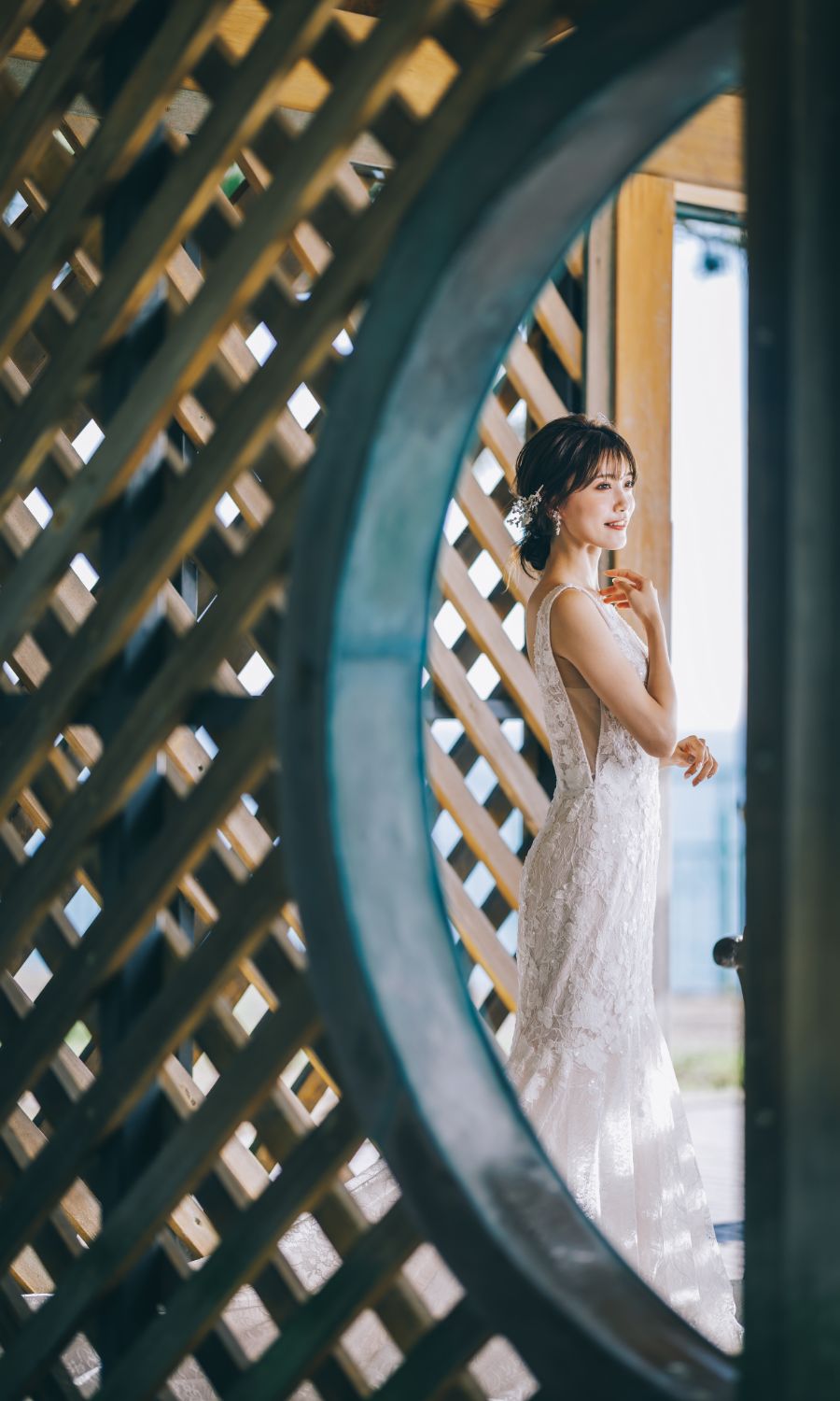 微笑みながらポーズをとる新婦様のソロショット