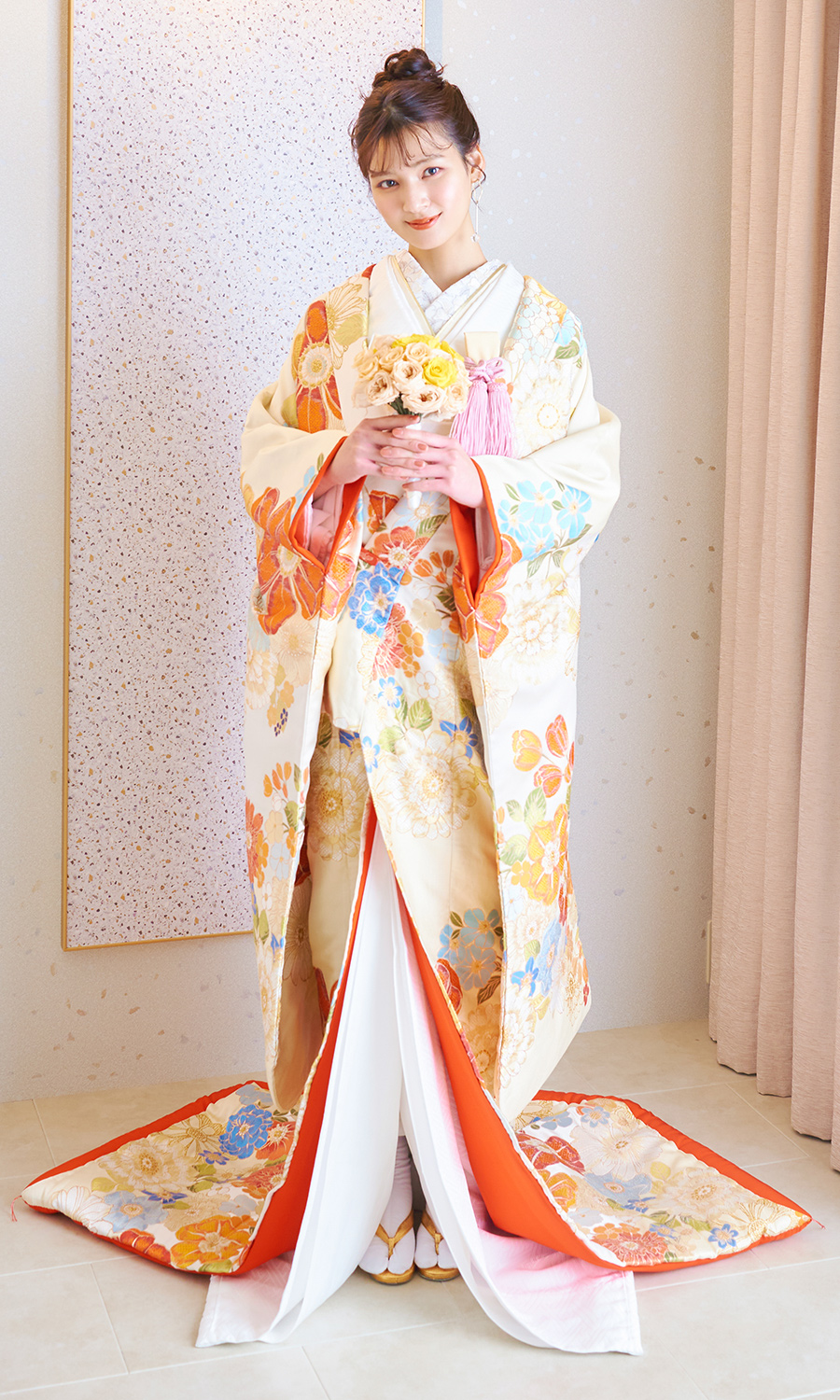           ブーケを大切そうに抱える新婦様の和装前撮り          