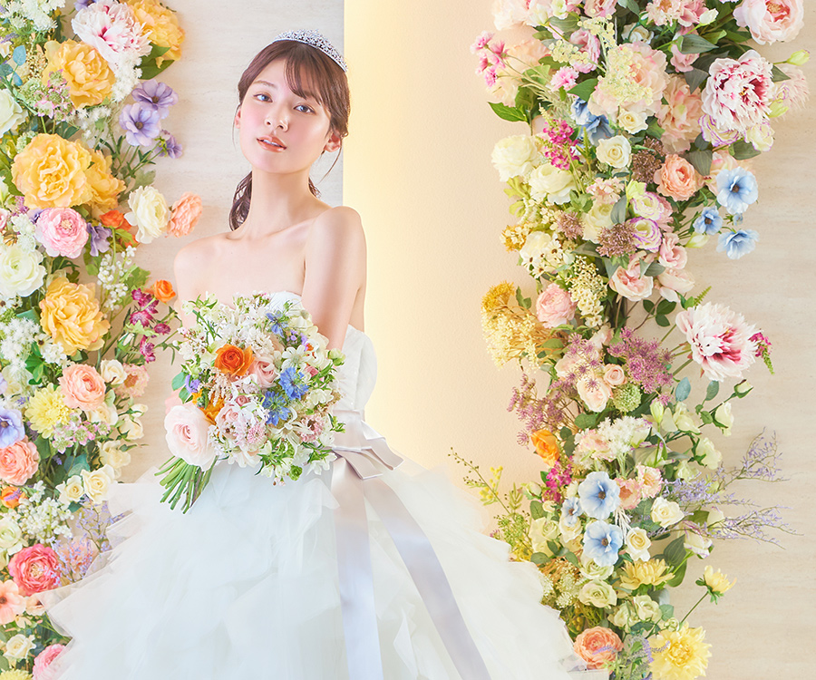           花に囲まれたアンニュイな表情をする新婦様の結婚写真          